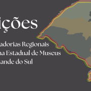 A imagem possui fundo na cor cinza escura. Sobre este fundo, no canto superior direito, h&aacute; uma mapa do Rio Grande do Sul com a divis&atilde;o das sete Regi&otilde;es Museol&oacute;gicas, cada uma de uma cor. O mapa, que est&aacute; cortado pela borda do card, possui seus limites externos com linhas nas cores da bandeira do Estado: amarelo, vermelho e verde. No card, com letras brancas, destaca: "Elei&ccedil;&otilde;es. Coordenadorias Regionais do Sistema Estadual de Museus do Rio Grande do Sul"