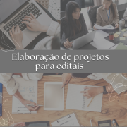 A imagem &eacute; composta por tr&ecirc;s fotografias de pessoas em mesas de reuni&otilde;es, com pap&eacute;is, notebooks, canetas e cadernos. Entre as imagens, sobre fundo cinza, no centro, consta a frase: Elabora&ccedil;&atilde;o de projetos para editais